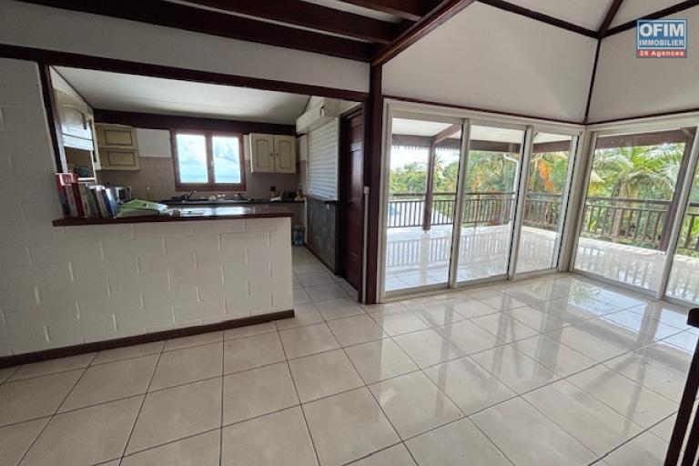 En vente spacieuse villa T7/8 à St Denis-La Montagne, au calme d'une impasse .