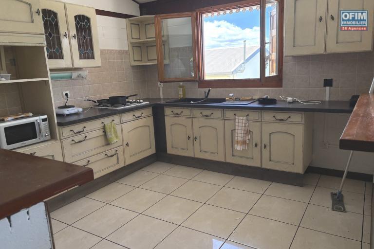 En vente spacieuse villa T7/8 à St Denis-La Montagne, au calme d'une impasse .