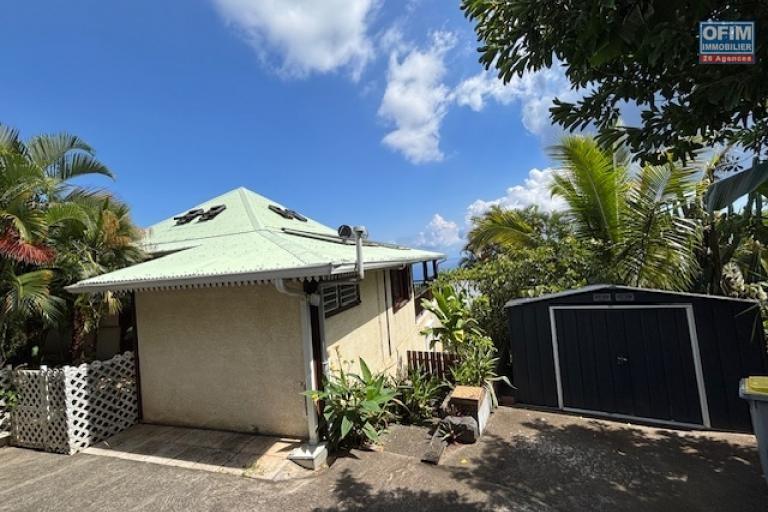 En vente spacieuse villa T7/8 à St Denis-La Montagne, au calme d'une impasse .