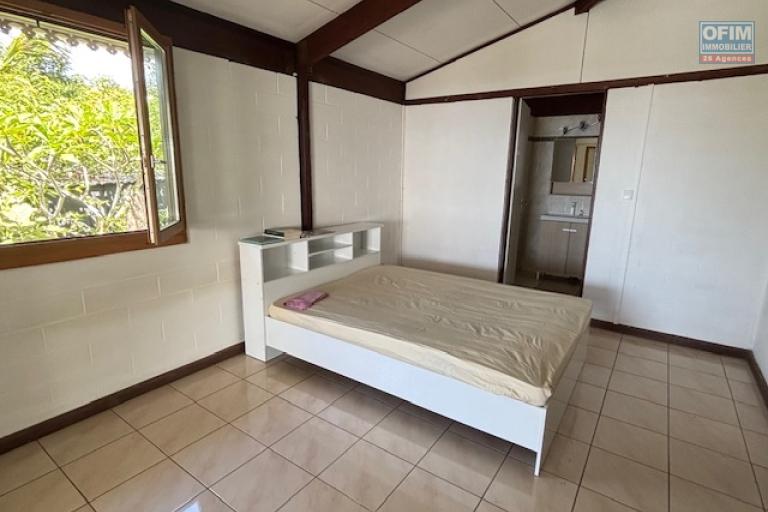 En vente spacieuse villa T7/8 à St Denis-La Montagne, au calme d'une impasse .