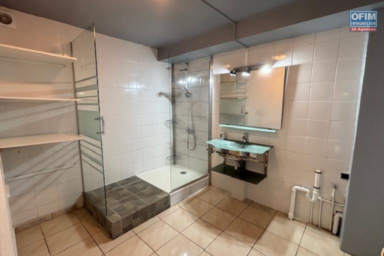 En vente spacieuse villa T7/8 à St Denis-La Montagne, au calme d'une impasse .