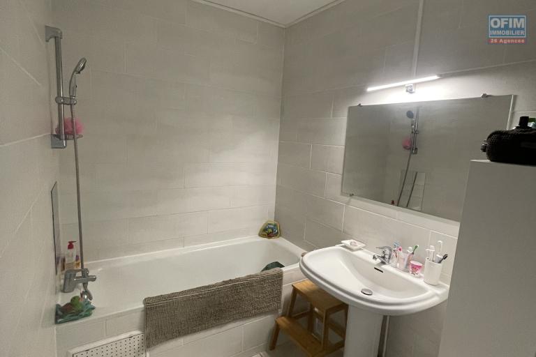 À VENDRE T3 DUPLEX EN REZ DE CHAUSSEE 69 M2 BOUCAN CANOT RÉSIDENCE ODYSSEAN - Salle de bain