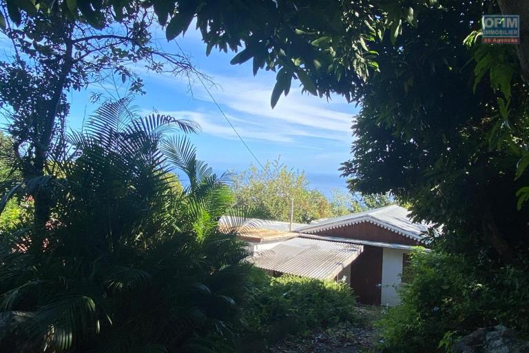 A vendre - Terrain SAINT-PAUL de 1012 m2,dont 910 m2 constructible -Vue sur mer - Bois Rouge
