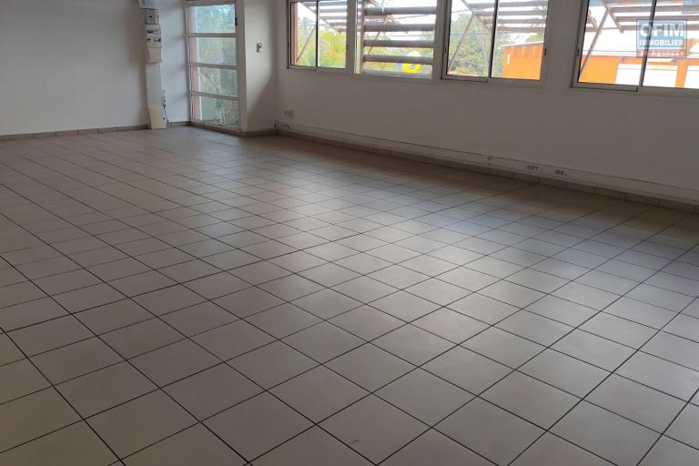 À LOUER – Local professionnel ou commercial de 140 m² à Trois Mares