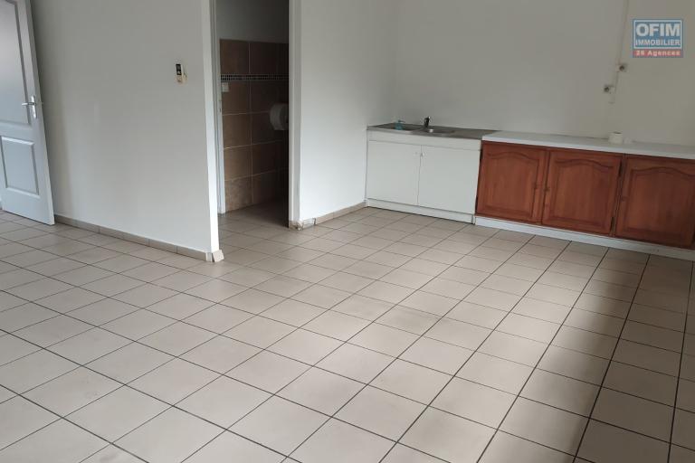 À LOUER – Local professionnel ou commercial de 140 m² à Trois Mares