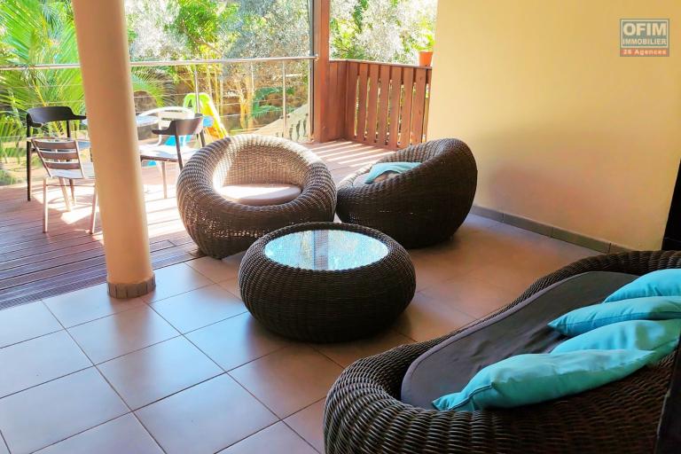 À louer | Magnifique F3 meublé de 120 m² avec grande terrasse dans un écrin de verdure à Saint-Pierre Ligne Paradis