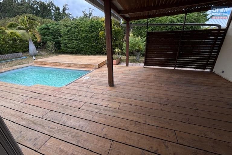 A louer belle maison T4 avec piscine, chemin du Colorado, à La Montagne, vue mer et Golf,
