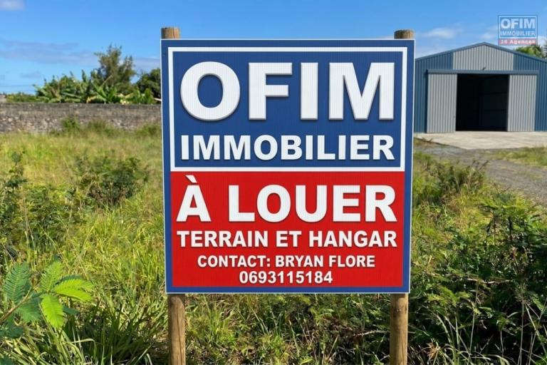 À LOUER – TERRAIN DE 1 103 m² AVEC HANGAR ET STUDIO – SAINTE-MARIE