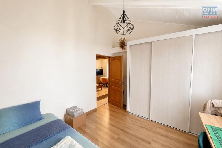 À VENDRE À PLATEAU CAILLOU – MAISON FAMILIALE F4 AVEC STUDIO INDÉPENDANT, VUE MER ET MONTAGNE - Chambre 1 maison