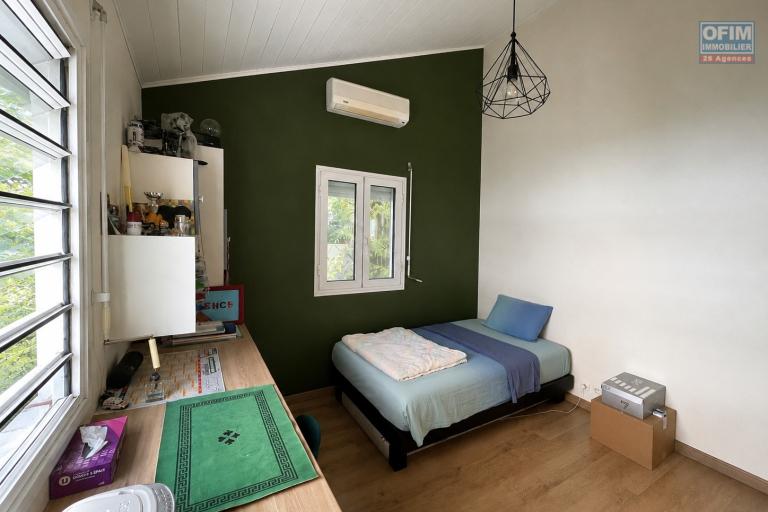 À VENDRE À PLATEAU CAILLOU – MAISON FAMILIALE F4 AVEC STUDIO INDÉPENDANT, VUE MER ET MONTAGNE - Chambre 1 maison