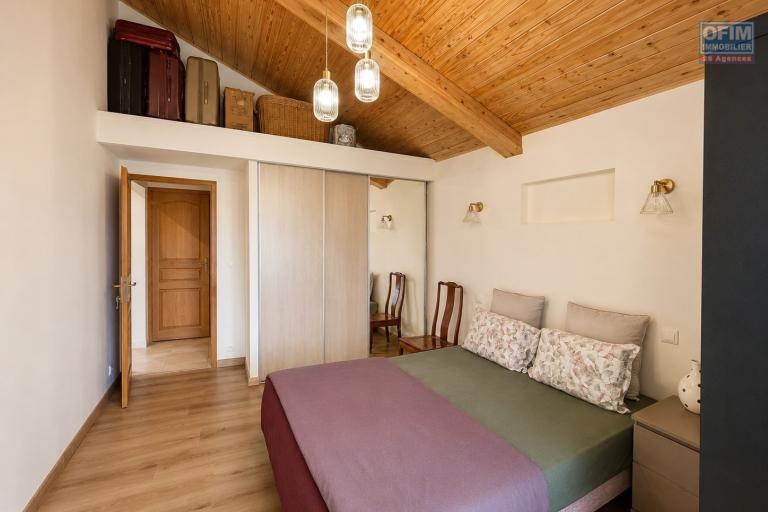À VENDRE À PLATEAU CAILLOU – MAISON FAMILIALE F4 AVEC STUDIO INDÉPENDANT, VUE MER ET MONTAGNE - Chambre 2 maison