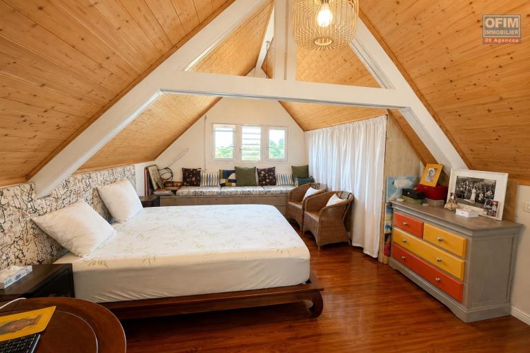 À VENDRE À PLATEAU CAILLOU – MAISON FAMILIALE F4 AVEC STUDIO INDÉPENDANT, VUE MER ET MONTAGNE - Chambre 3 maison étage