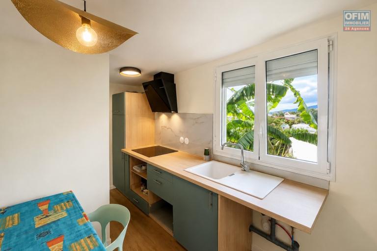 À VENDRE À PLATEAU CAILLOU – MAISON FAMILIALE F4 AVEC STUDIO INDÉPENDANT, VUE MER ET MONTAGNE - Cuisine studio