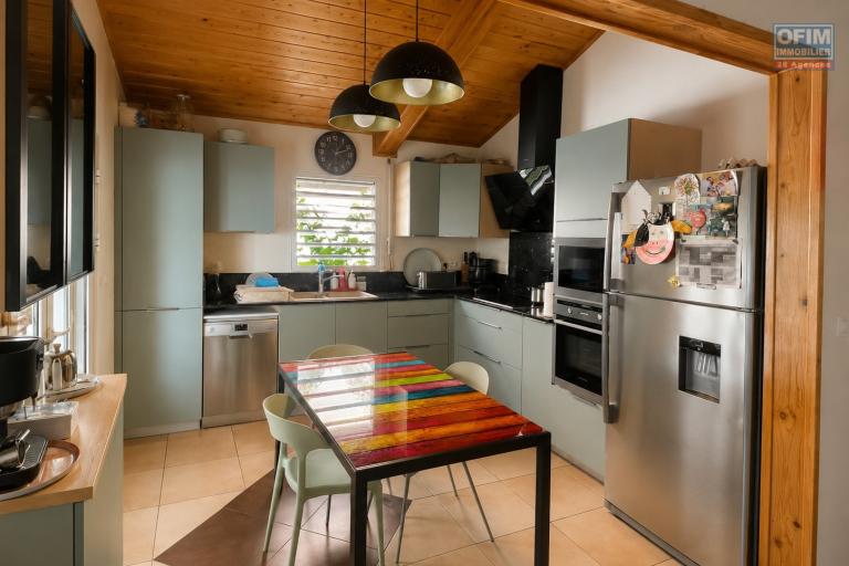 À VENDRE À PLATEAU CAILLOU – MAISON FAMILIALE F4 AVEC STUDIO INDÉPENDANT, VUE MER ET MONTAGNE - Cuisine maison