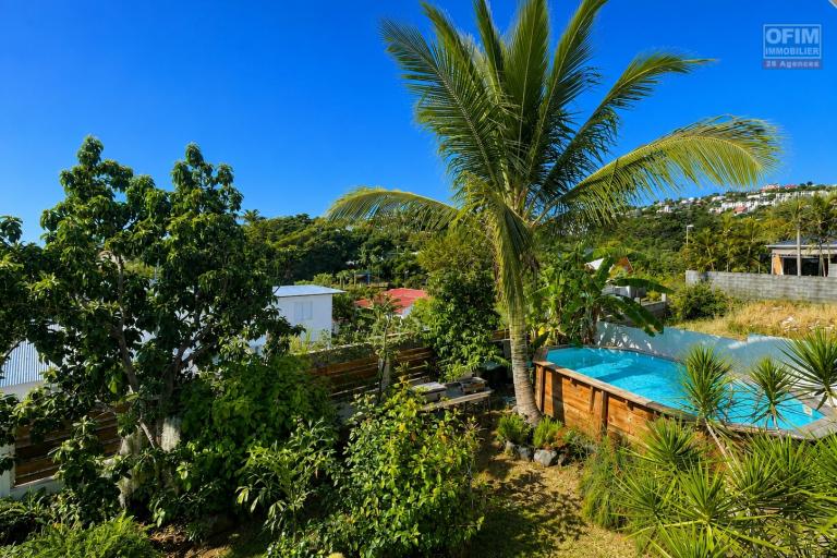 À VENDRE À PLATEAU CAILLOU – MAISON FAMILIALE F4 AVEC STUDIO INDÉPENDANT, VUE MER ET MONTAGNE - Vue piscine et jardin