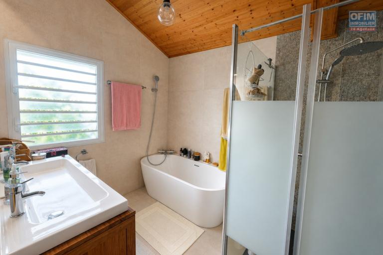 À VENDRE À PLATEAU CAILLOU – MAISON FAMILIALE F4 AVEC STUDIO INDÉPENDANT, VUE MER ET MONTAGNE - Salle de bain maison RDC