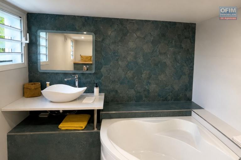 À VENDRE À PLATEAU CAILLOU – MAISON FAMILIALE F4 AVEC STUDIO INDÉPENDANT, VUE MER ET MONTAGNE - Salle de bain studio