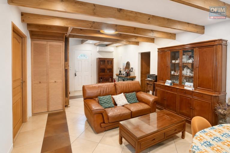 À VENDRE À PLATEAU CAILLOU – MAISON FAMILIALE F4 AVEC STUDIO INDÉPENDANT, VUE MER ET MONTAGNE - Séjour maison
