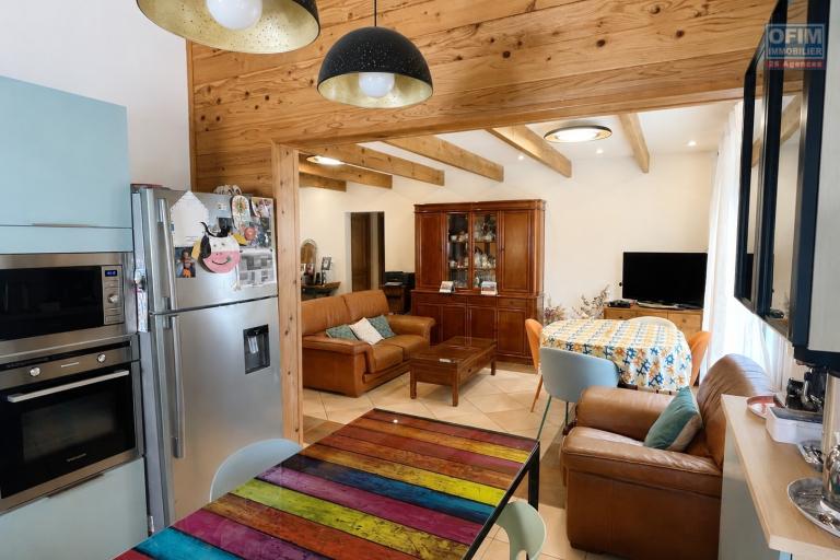 À VENDRE À PLATEAU CAILLOU – MAISON FAMILIALE F4 AVEC STUDIO INDÉPENDANT, VUE MER ET MONTAGNE - Cuisine/séjour maison