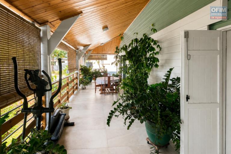 À VENDRE À PLATEAU CAILLOU – MAISON FAMILIALE F4 AVEC STUDIO INDÉPENDANT, VUE MER ET MONTAGNE - Varangue maison
