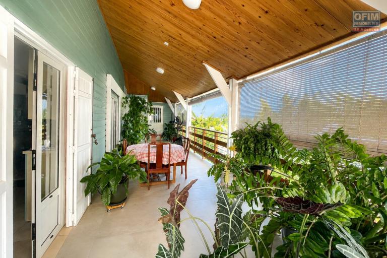 À VENDRE À PLATEAU CAILLOU – MAISON FAMILIALE F4 AVEC STUDIO INDÉPENDANT, VUE MER ET MONTAGNE - Varangue
