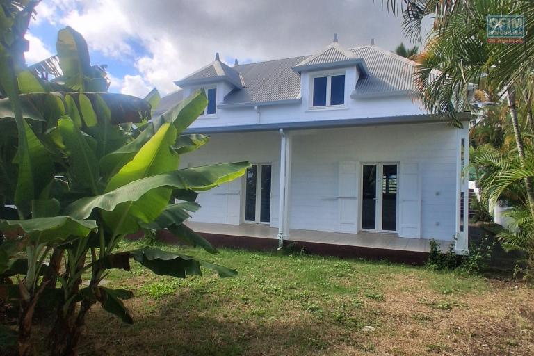 A VENDRE charmante maison de type F4 sur 634 m2 de terrain à SAINT-GILLES LES HAUTS