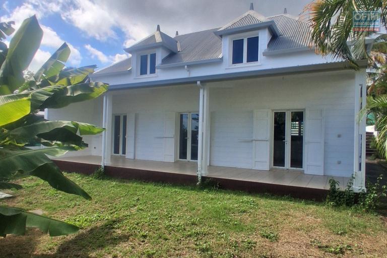 A VENDRE charmante maison de type F4 sur 634 m2 de terrain &agrave; SAINT-GILLES LES H...