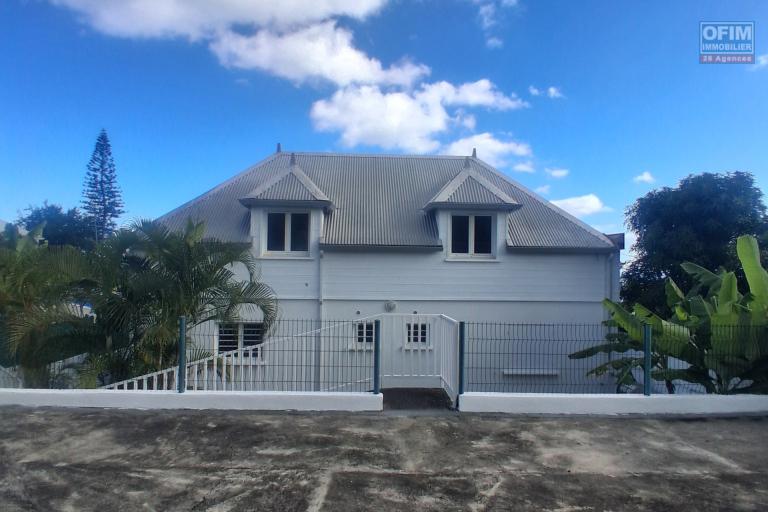 A VENDRE charmante maison de type F4 sur 634 m2 de terrain à SAINT-GILLES LES HAUTS