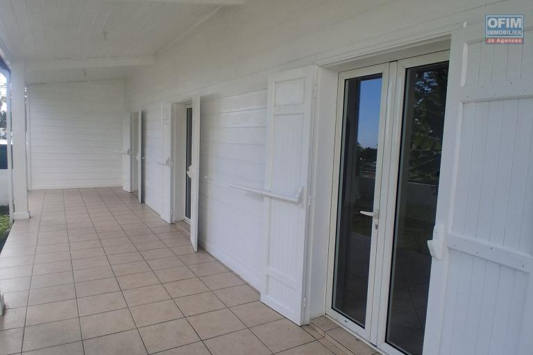 A VENDRE charmante maison de type F4 sur 634 m2 de terrain à SAINT-GILLES LES HAUTS