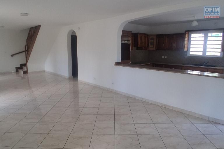 A VENDRE charmante maison de type F4 sur 634 m2 de terrain à SAINT-GILLES LES HAUTS