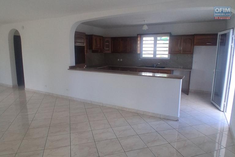 A VENDRE charmante maison de type F4 sur 634 m2 de terrain à SAINT-GILLES LES HAUTS