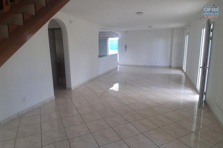 A VENDRE charmante maison de type F4 sur 634 m2 de terrain à SAINT-GILLES LES HAUTS