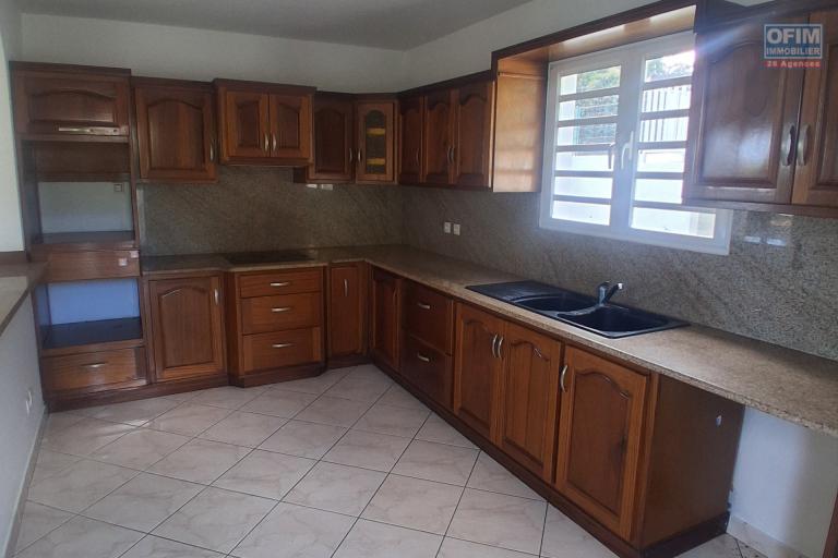 A VENDRE charmante maison de type F4 sur 634 m2 de terrain à SAINT-GILLES LES HAUTS