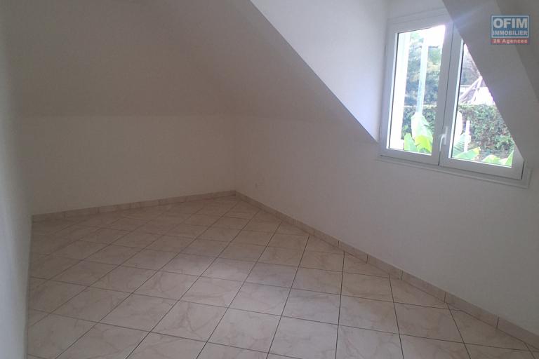 A VENDRE charmante maison de type F4 sur 634 m2 de terrain à SAINT-GILLES LES HAUTS