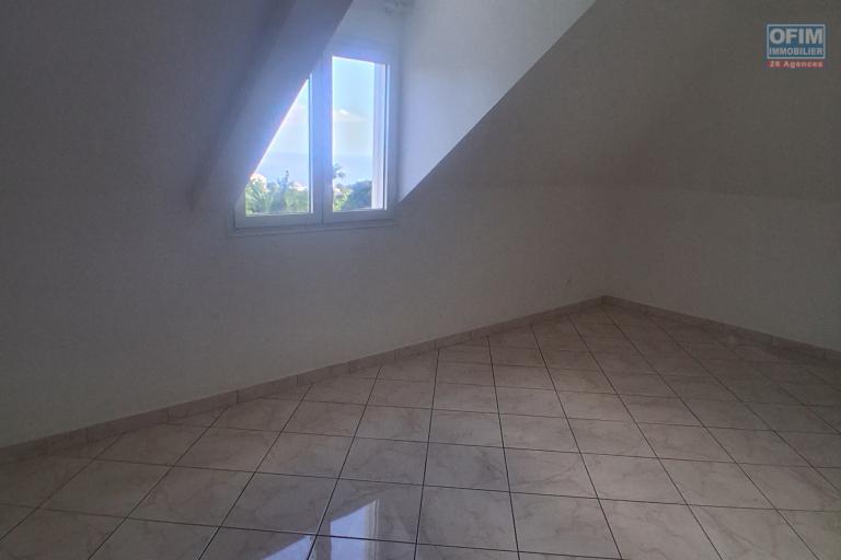 A VENDRE charmante maison de type F4 sur 634 m2 de terrain à SAINT-GILLES LES HAUTS