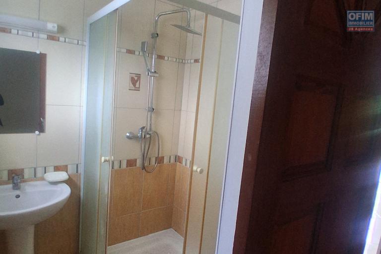 A VENDRE charmante maison de type F4 sur 634 m2 de terrain à SAINT-GILLES LES HAUTS