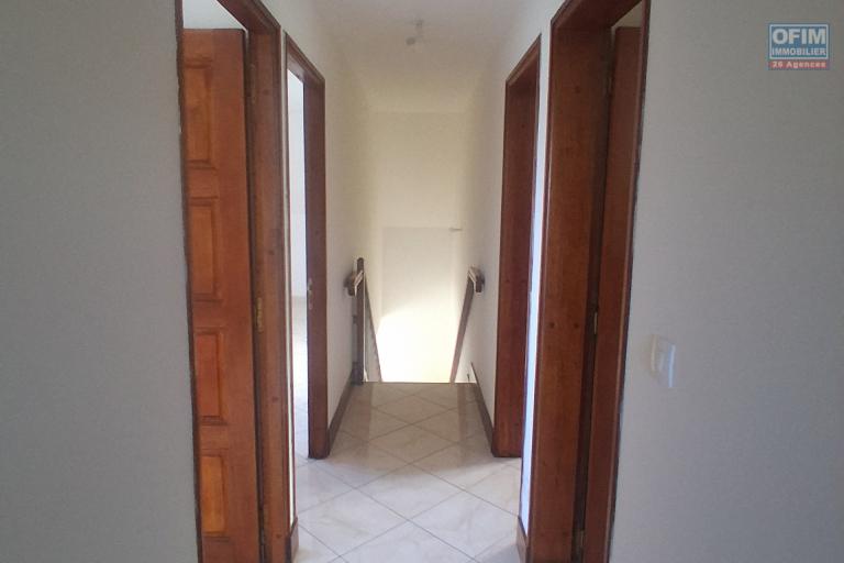 A VENDRE charmante maison de type F4 sur 634 m2 de terrain à SAINT-GILLES LES HAUTS