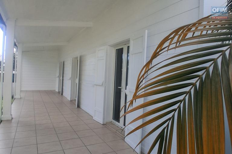 A VENDRE charmante maison de type F4 sur 634 m2 de terrain à SAINT-GILLES LES HAUTS