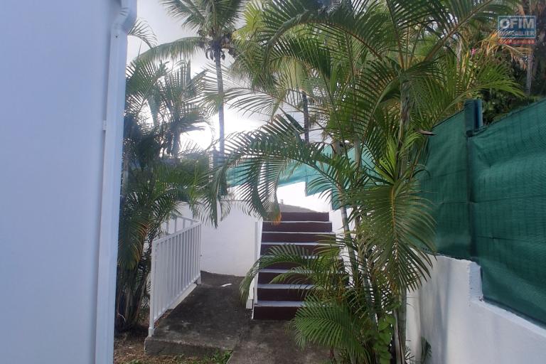 A VENDRE charmante maison de type F4 sur 634 m2 de terrain à SAINT-GILLES LES HAUTS