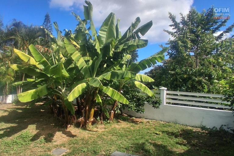 A VENDRE charmante maison de type F4 sur 634 m2 de terrain à SAINT-GILLES LES HAUTS