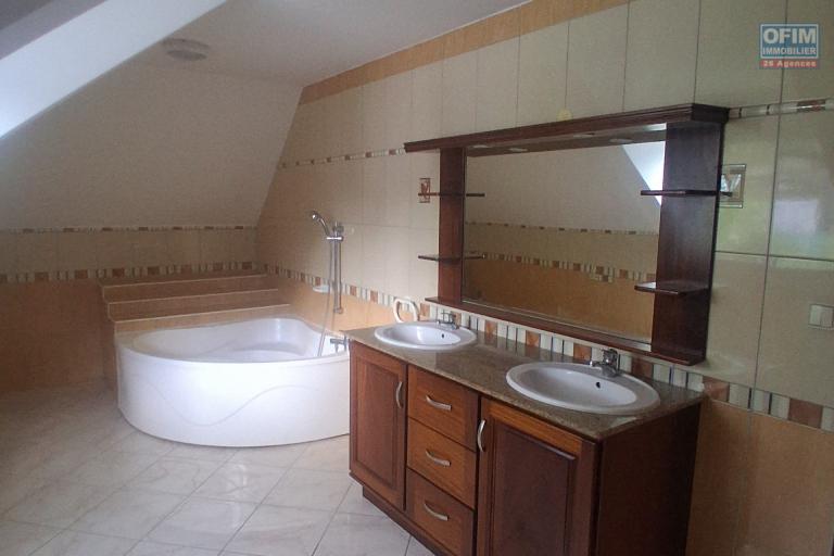 A VENDRE charmante maison de type F4 sur 634 m2 de terrain à SAINT-GILLES LES HAUTS