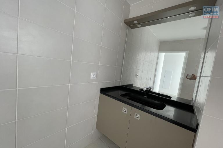 A louer à Saint Leu appartement T4 spacieux récent avec vue mer