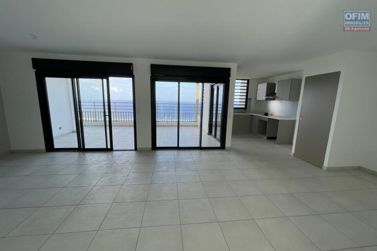 A louer à Saint Leu appartement T4 spacieux récent avec vue mer