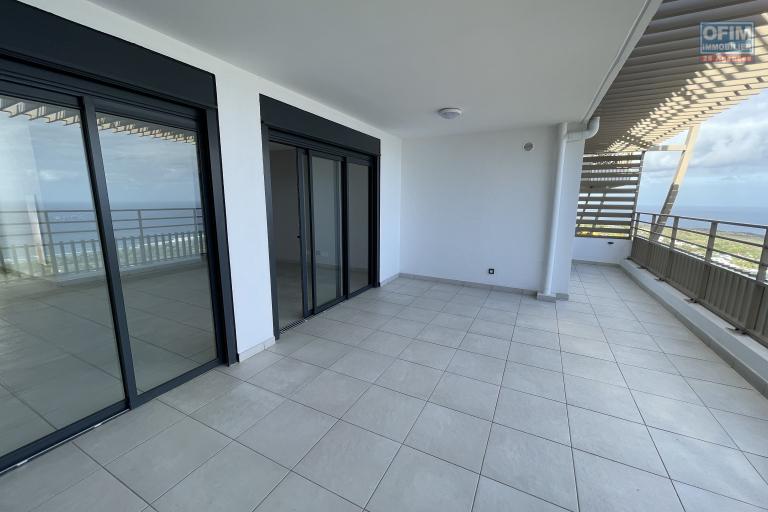 A louer à Saint Leu appartement T4 spacieux récent avec vue mer