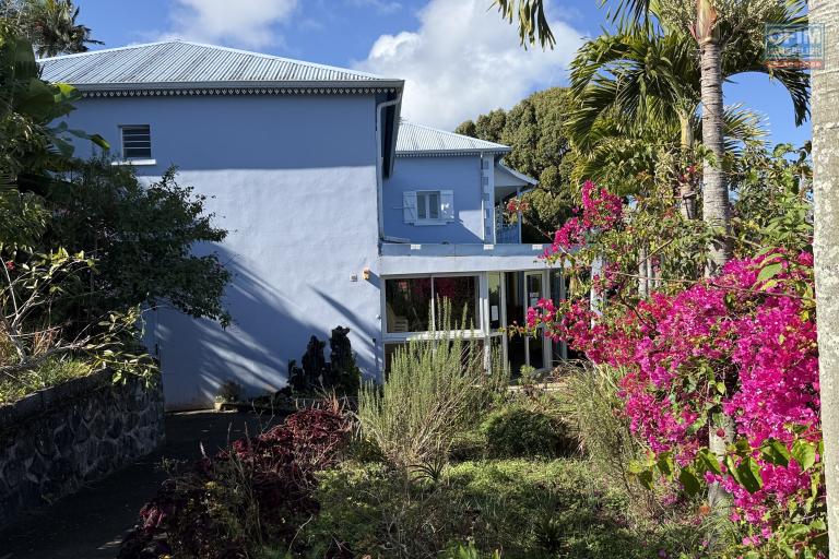 Grande maison/b&acirc;timent de 400 m&sup2; situ&eacute; juste au dessus de la maison cadeau de...