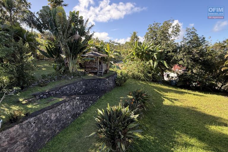 Grande maison/b&acirc;timent de 400 m&sup2; situ&eacute; juste au dessus de la maison cadeau de type F15+ en R+1+combles + un bungalow de 20 m&sup2;, le tout implant&eacute; sur 2830 m&sup2; de terrain.