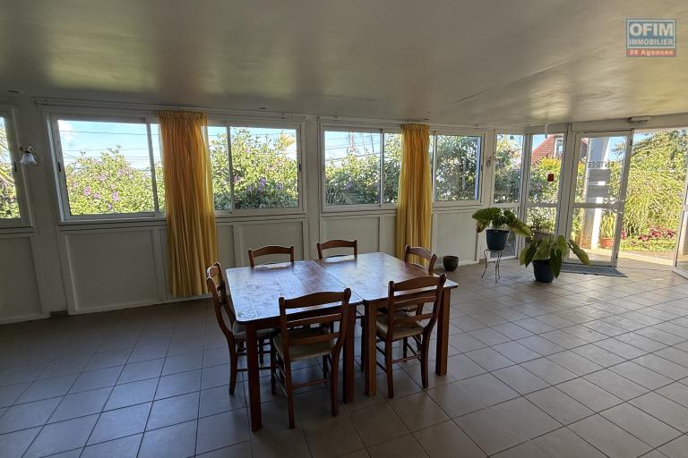 Grande maison/b&acirc;timent de 400 m&sup2; situ&eacute; juste au dessus de la maison cadeau de type F15+ en R+1+combles + un bungalow de 20 m&sup2;, le tout implant&eacute; sur 2830 m&sup2; de terrain.
