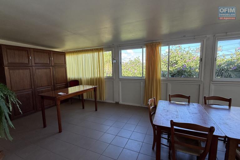 Grande maison/b&acirc;timent de 400 m&sup2; situ&eacute; juste au dessus de la maison cadeau de type F15+ en R+1+combles + un bungalow de 20 m&sup2;, le tout implant&eacute; sur 2830 m&sup2; de terrain.