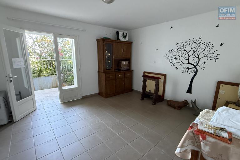 Grande maison/b&acirc;timent de 400 m&sup2; situ&eacute; juste au dessus de la maison cadeau de type F15+ en R+1+combles + un bungalow de 20 m&sup2;, le tout implant&eacute; sur 2830 m&sup2; de terrain.