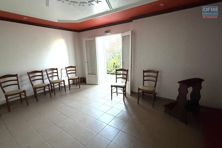 Grande maison/b&acirc;timent de 400 m&sup2; situ&eacute; juste au dessus de la maison cadeau de type F15+ en R+1+combles + un bungalow de 20 m&sup2;, le tout implant&eacute; sur 2830 m&sup2; de terrain.